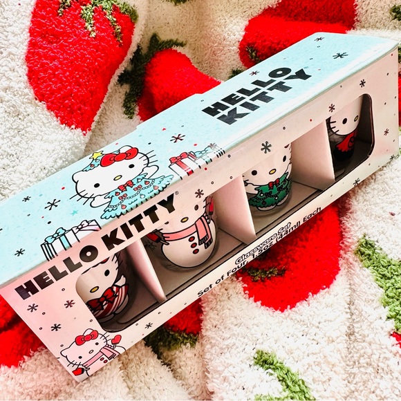 Hello Kitty Set of 4 Shot Glasses - Picture 2 of 2